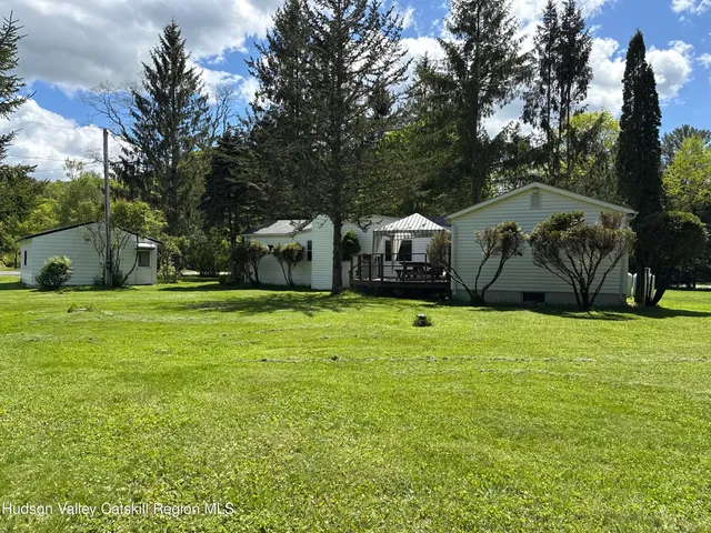 a view of a house with backyard and garden