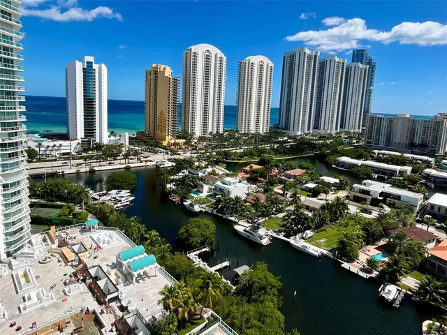a view of a livingroom with furniture