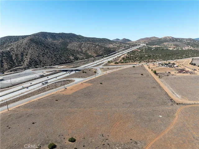 a view of a bath room