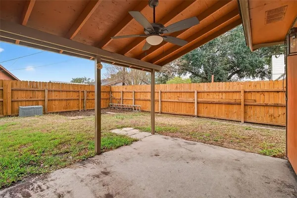 a view of a backyard