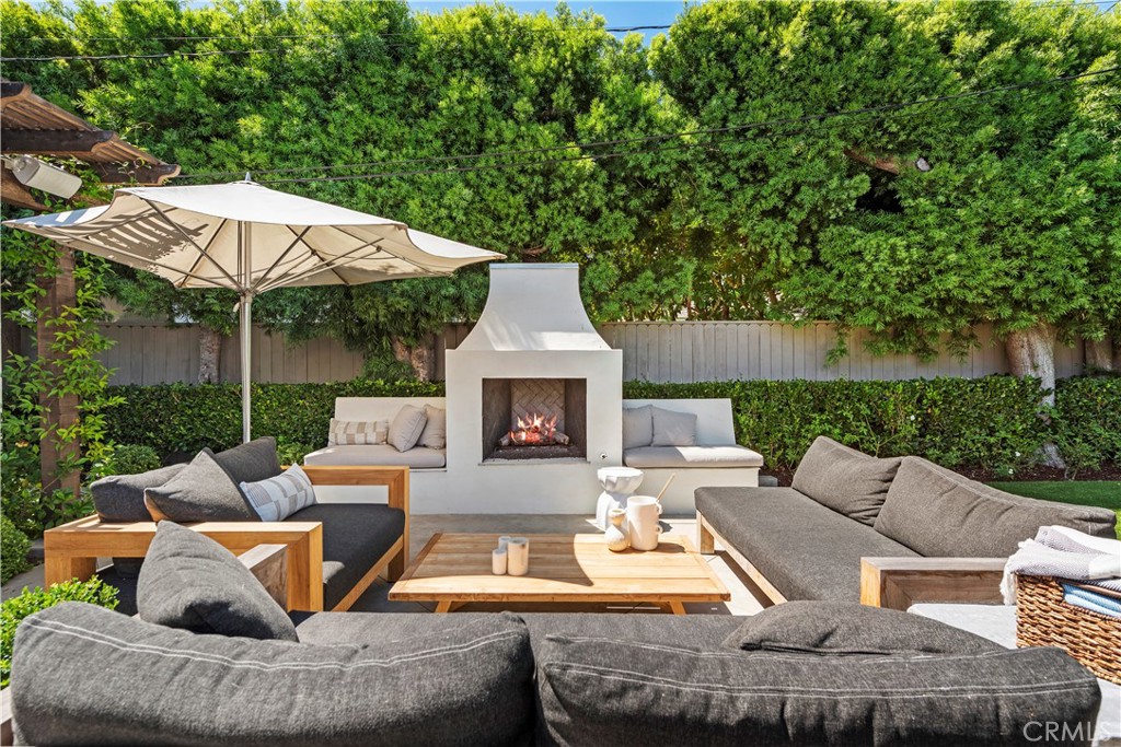 320 Broadway Costa Mesa, CA 92627 - Photo 17 of 25 a view of a patio with couches chairs and a small yard