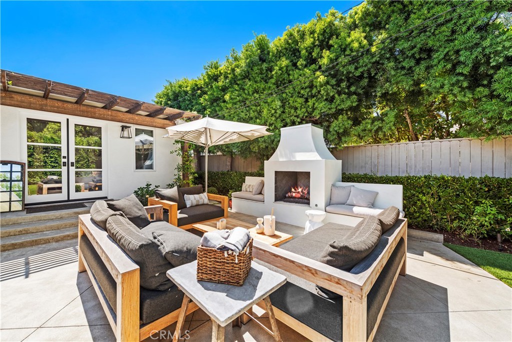 320 Broadway Costa Mesa, CA 92627 - Photo 18 of 25 a view of a patio with couches table and chairs and potted plants