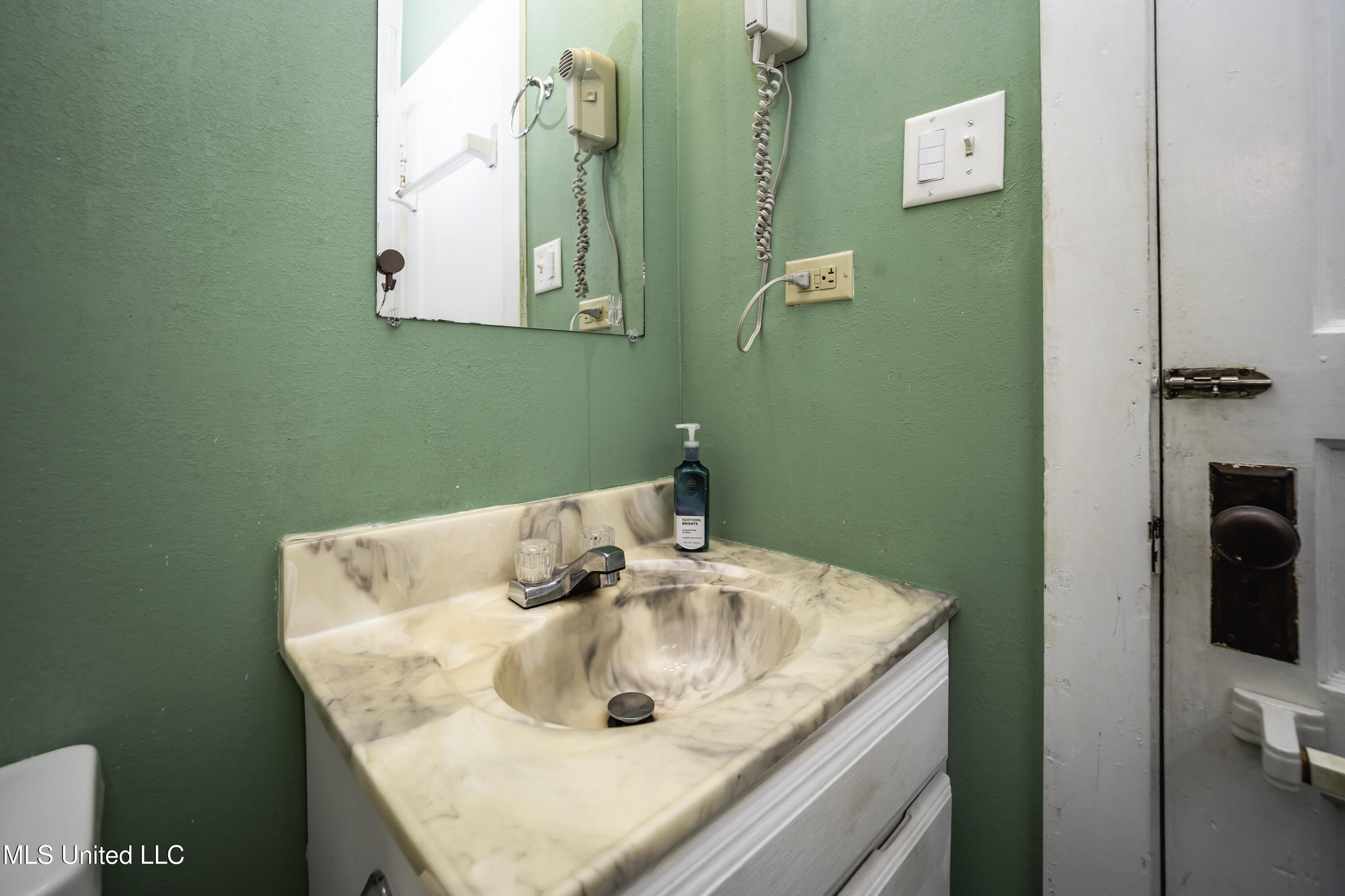 1140 Monroe Street Jackson, MS 39202 - Photo 11 of 22 P7150007