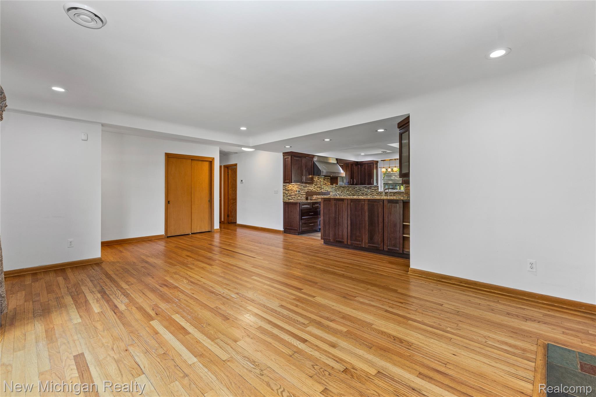 8359 Chicago Road South Warren, MI 48093 - Photo 9 of 74