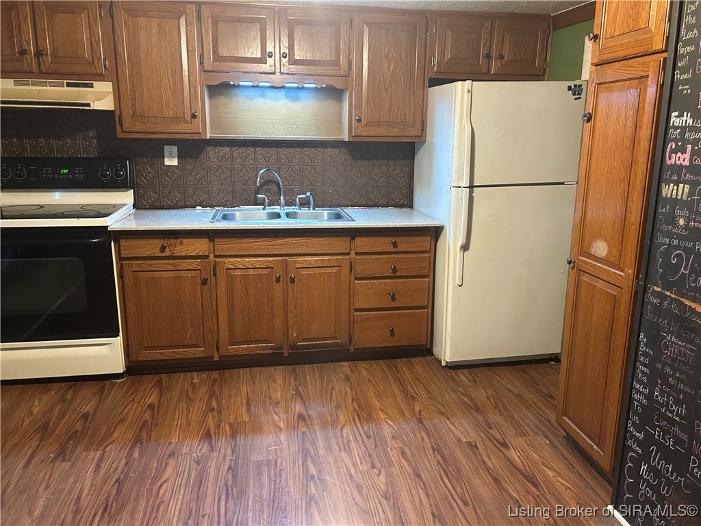 905 Locust Street Salem, IN 47167 - Photo 2 of 19