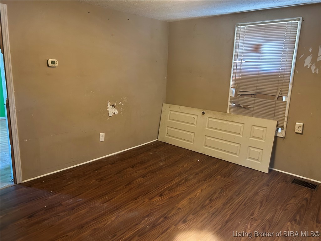 905 Locust Street Salem, IN 47167 - Photo 7 of 19