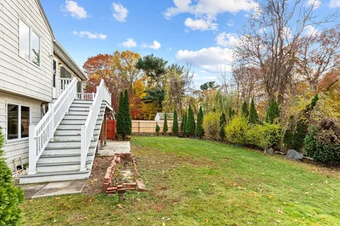 a view of a yard in front of a house
