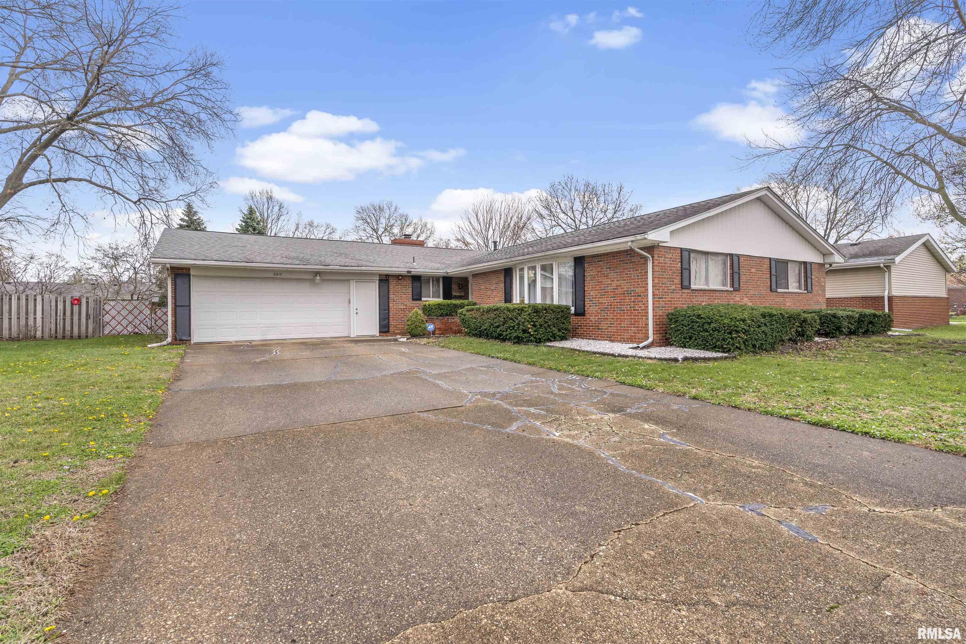 2317 Grinnell Drive Springfield, IL 62704 - Photo 2 of 20