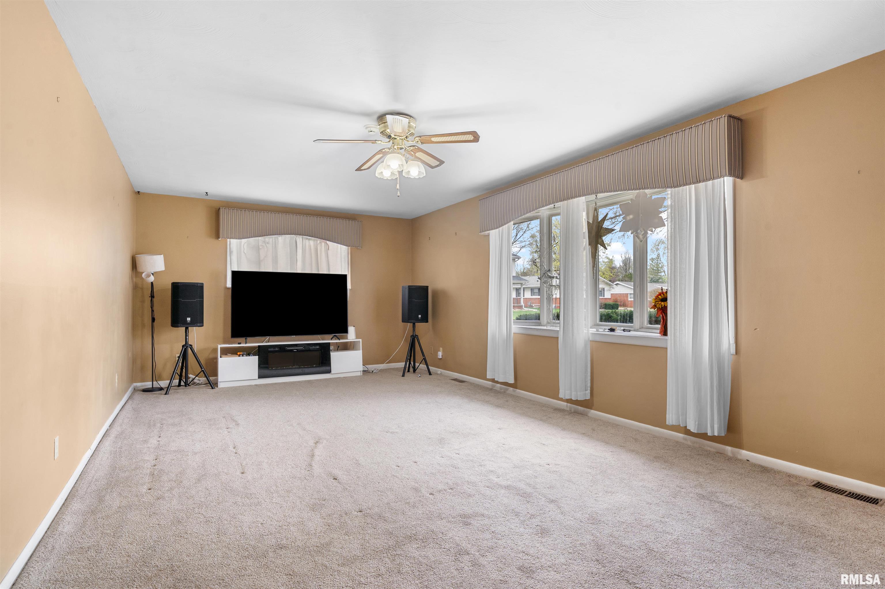 2317 Grinnell Drive Springfield, IL 62704 - Photo 4 of 20