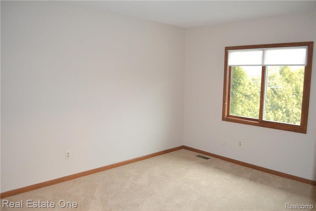 30992 Country Ridge Circle Farmington, MI 48331 - Photo 31 of 40 32.jpg