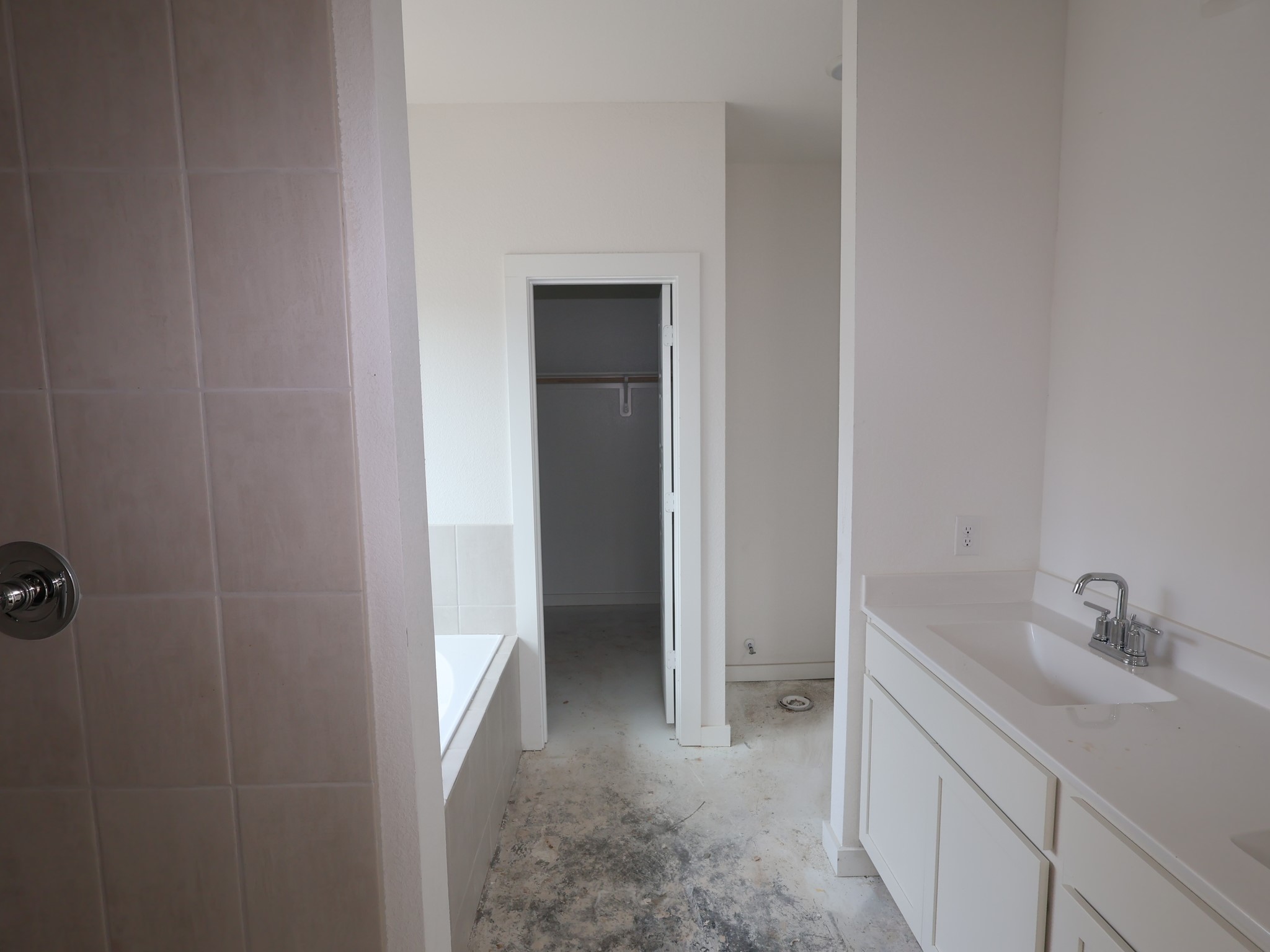 3407 Angus Farm Drive Rosenberg, TX 77471 - Photo 7 of 20 a bathroom with a sink and mirror