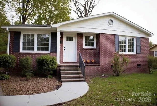a view of a house with backyard