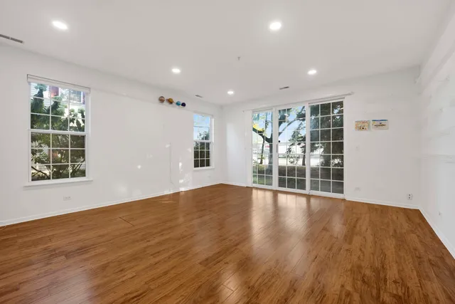 $449,000 | 121 Commons Court, Wheeling, IL 60090