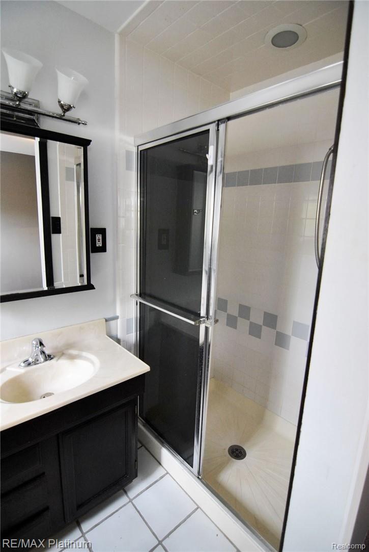 24566 Border Hill Novi, MI 48375 - Photo 13 of 26 master bath