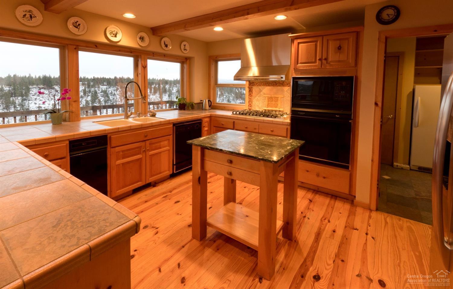 17231 Mountain View Road Sisters, OR 97759 - Photo 7 of 22 Viking six burner propane cook top and p