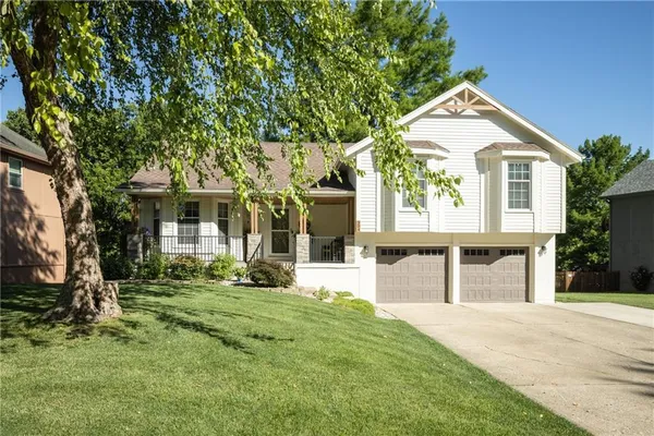 $399,000 | 304 Southeast Brownfield Drive, Lee's Summit, MO 64063
