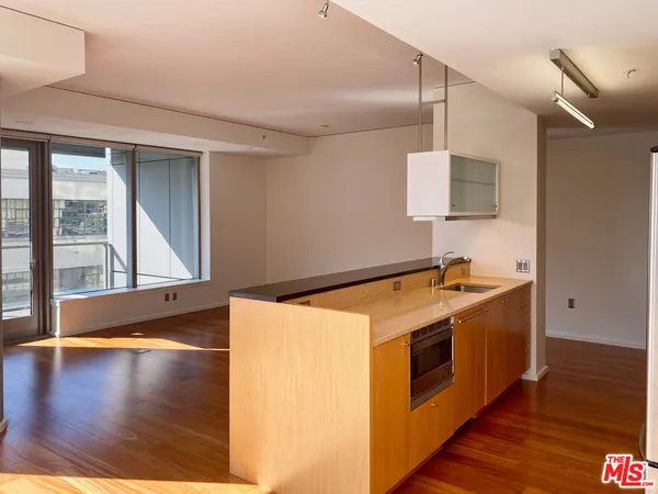 $699,000 | 1155 South Grand Avenue, Unit 401, Los Angeles, CA 90015