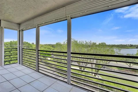$240,000 | 901 Colony Point Circle, Unit 501, Pembroke Pines, FL 33026