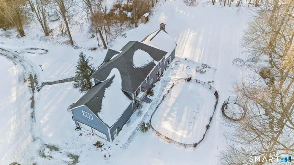 a view of a back yard