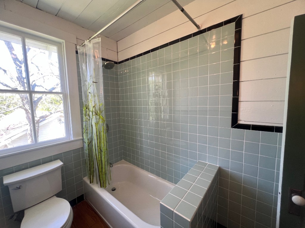 618 Bayridge Road La Porte, TX 77571 - Photo 22 of 50 a bathroom with a toilet a sink a bath tub and shower