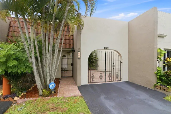 $359,000 | 275 Jacaranda Drive, Plantation, FL 33324