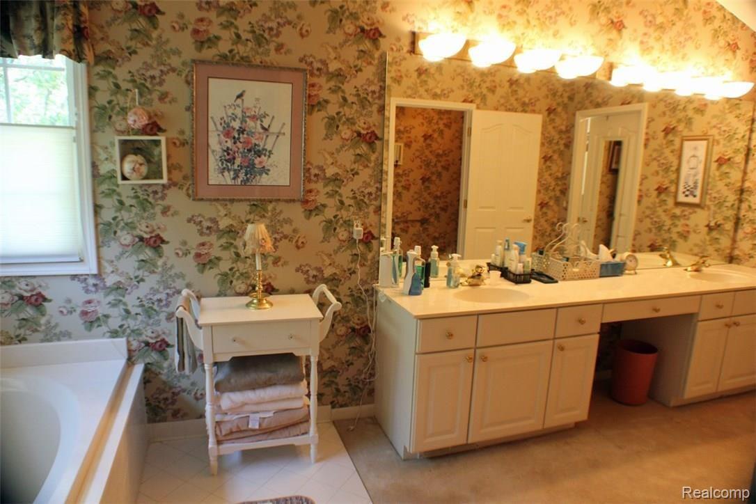 1027 Miners Run Rochester, MI 48306 - Photo 18 of 23 Master Bathroom.jpg