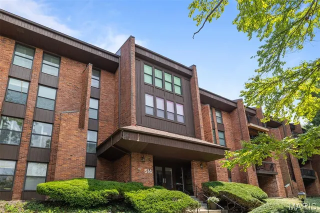 $275,000 | 514 Coeur De Royale Drive, Unit 202, Creve Coeur, MO 63141