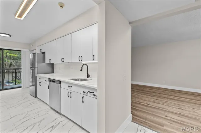 $275,000 | 514 Coeur De Royale Drive, Unit 202, Creve Coeur, MO 63141