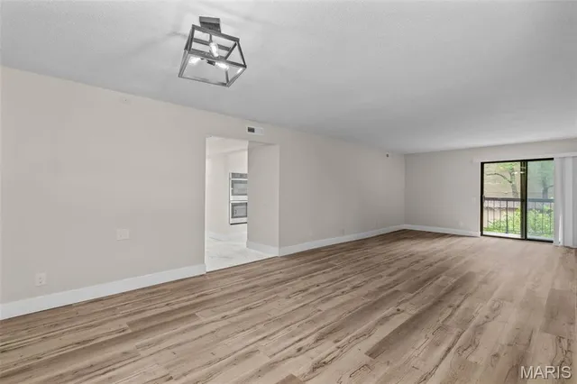 $275,000 | 514 Coeur De Royale Drive, Unit 202, Creve Coeur, MO 63141