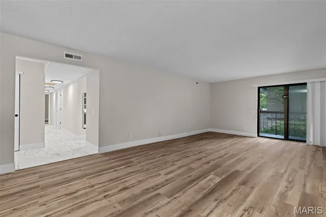 $275,000 | 514 Coeur De Royale Drive, Unit 202, Creve Coeur, MO 63141