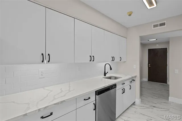 $275,000 | 514 Coeur De Royale Drive, Unit 202, Creve Coeur, MO 63141