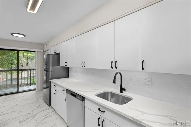 $275,000 | 514 Coeur De Royale Drive, Unit 202, Creve Coeur, MO 63141