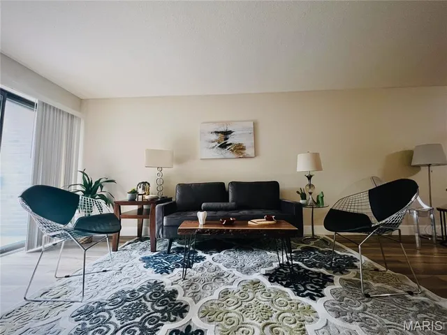 $275,000 | 514 Coeur De Royale Drive, Unit 202, Creve Coeur, MO 63141