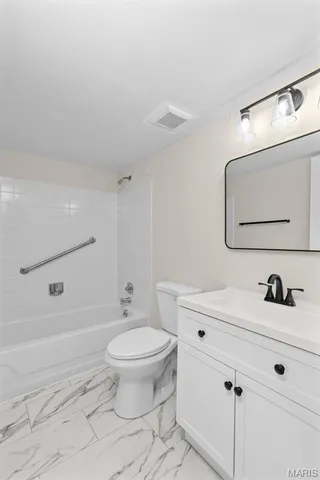 $275,000 | 514 Coeur De Royale Drive, Unit 202, Creve Coeur, MO 63141