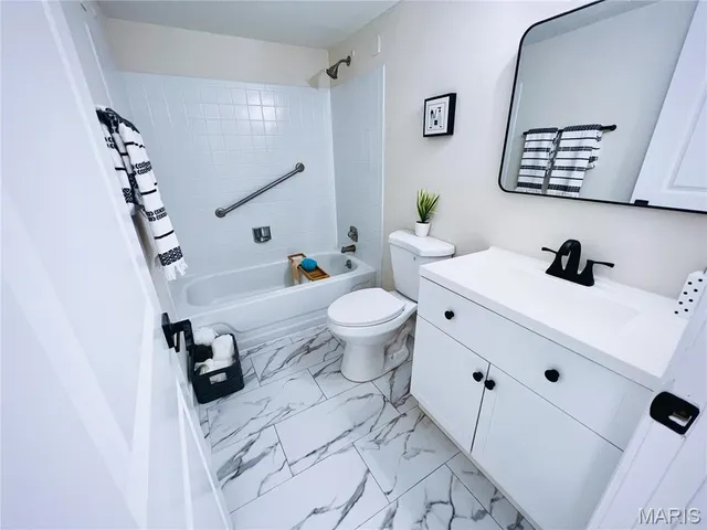 $275,000 | 514 Coeur De Royale Drive, Unit 202, Creve Coeur, MO 63141