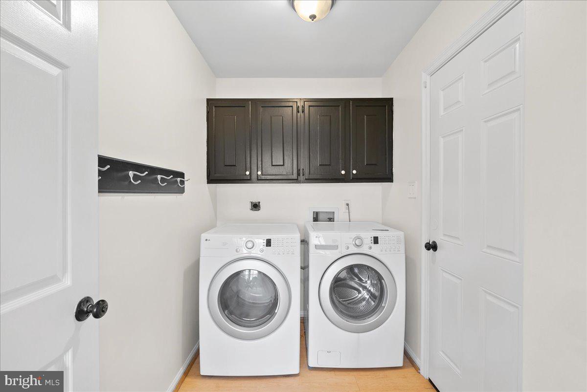 7596 Ruxton Drive Springfield, VA 22153 - Photo 13 of 40 a utility room with dryer and washer