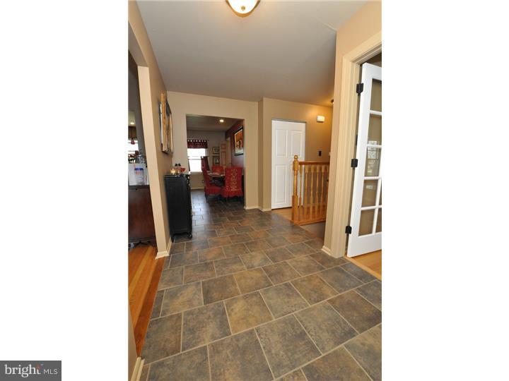 612 Parry Road Cinnaminson, NJ 08077 - Photo 3 of 24 Foyer