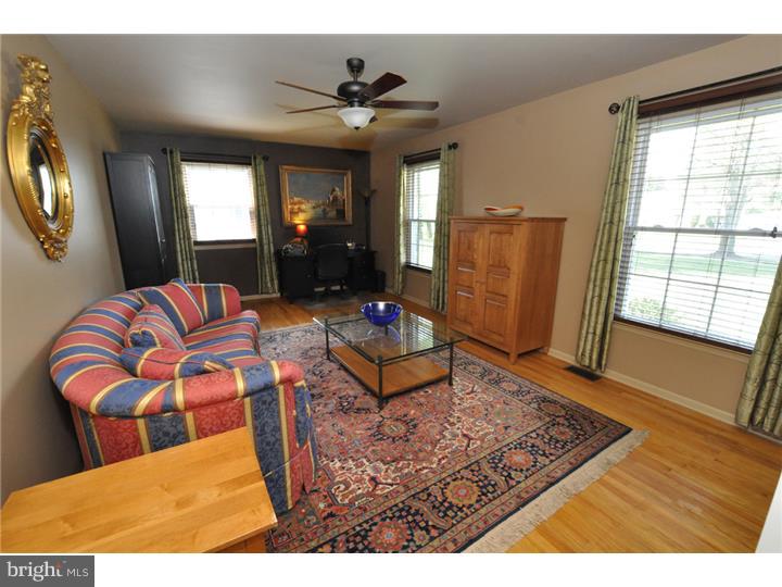612 Parry Road Cinnaminson, NJ 08077 - Photo 4 of 24 Living Room