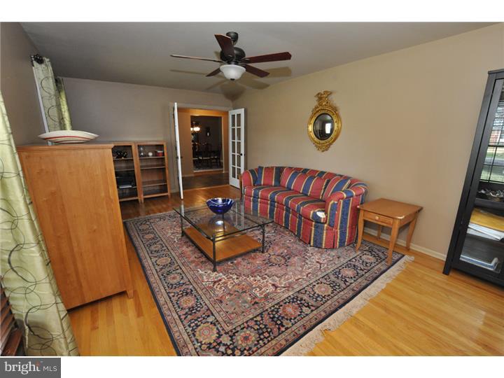 612 Parry Road Cinnaminson, NJ 08077 - Photo 5 of 24 Living Room