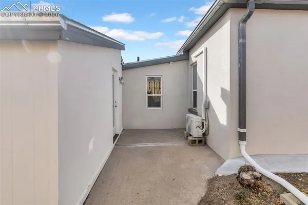 a view of a livingroom with closet
