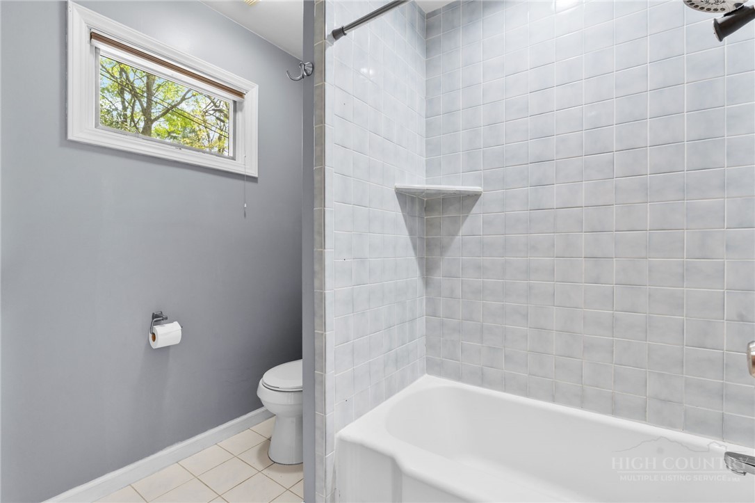 656 Goforth Road Blowing Rock, NC 28605 - Photo 17 of 36 a bathroom with a toilet and a bathtub