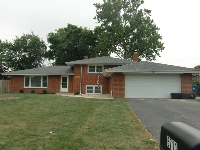 $449,900 | 6711 West Shiawassie Drive, Palos Heights, IL 60463