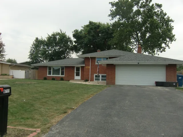 $449,900 | 6711 West Shiawassie Drive, Palos Heights, IL 60463