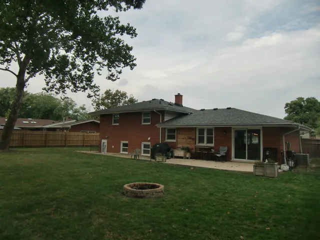 $449,900 | 6711 West Shiawassie Drive, Palos Heights, IL 60463