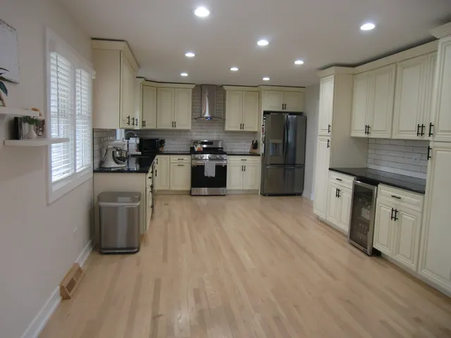 $449,900 | 6711 West Shiawassie Drive, Palos Heights, IL 60463