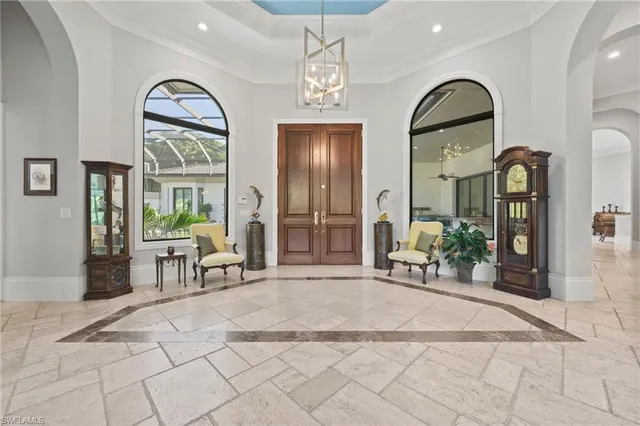 a room with lots of dining table and chairs