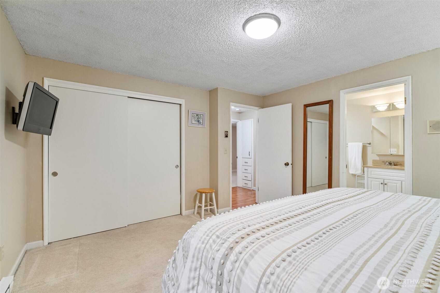 185 Brook Drive Chehalis, WA 98532 - Photo 22 of 40 a bedroom with a bed and a large mirror