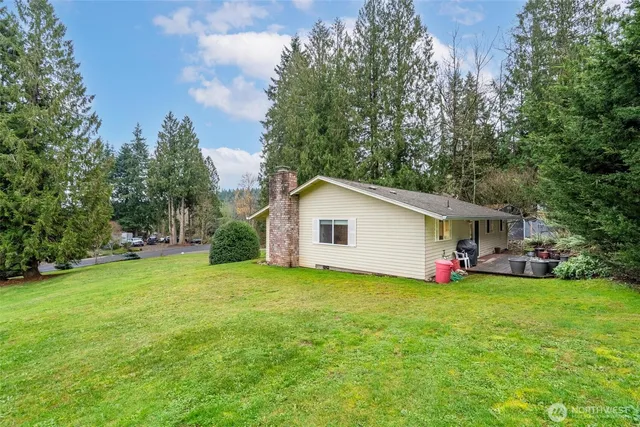 a view of a house with a yard