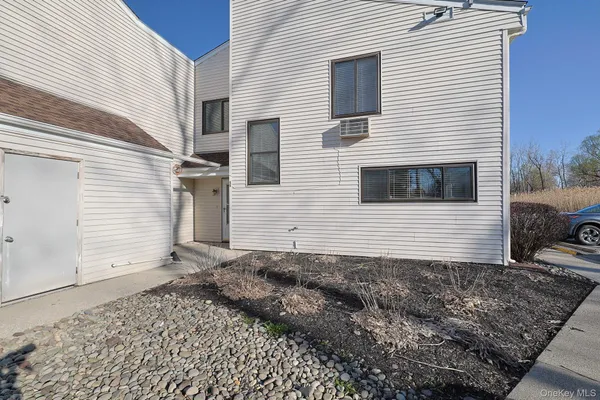 $2,300 | 25 Pierces Road, Unit 22, Newburgh, NY 12550