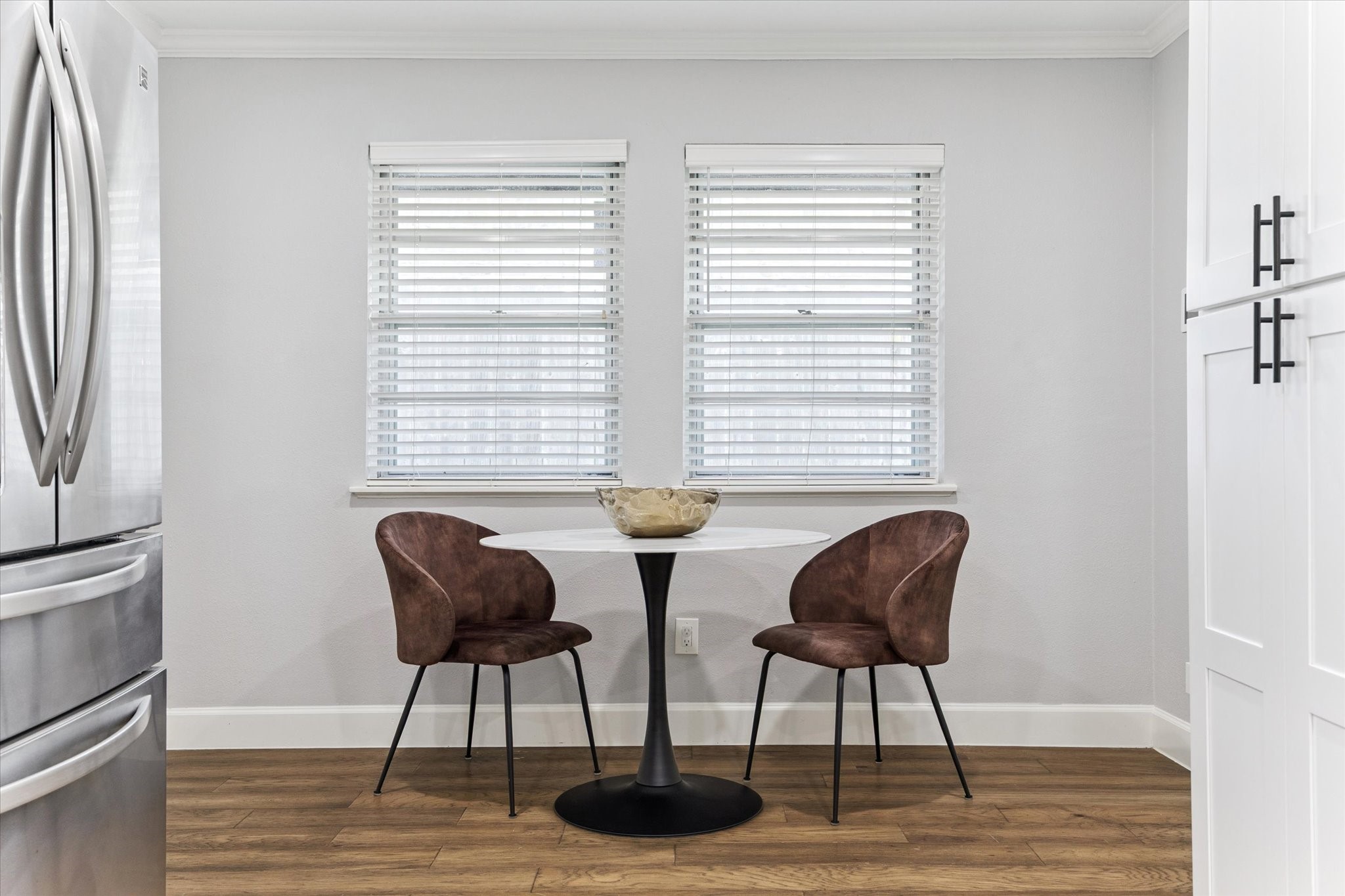 5414 Sanford Road Houston, TX 77096 - Photo 17 of 32 Start the day in the kitchen’s roomy, windowed breakfast nook.